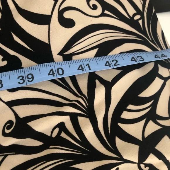 Scarlett Short Sleeves V-Neck Midi Patterned Dress - Picture 8 of 8